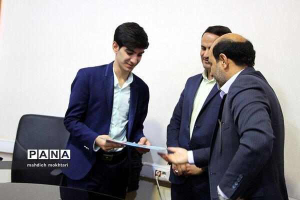 نشست مدیرکل آموزش و پرورش استان با نمایندگان مجلس دانش‌آموزی