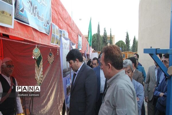 بازدید استاندار یزد از نمایشگاه توانمندی روستاهای میبد