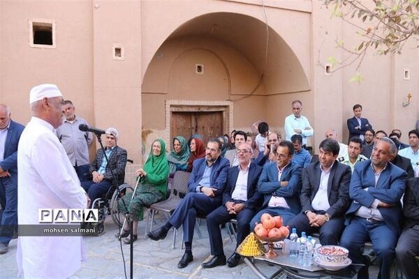 بازدید استاندار یزد از نمایشگاه توانمندی روستاهای میبد