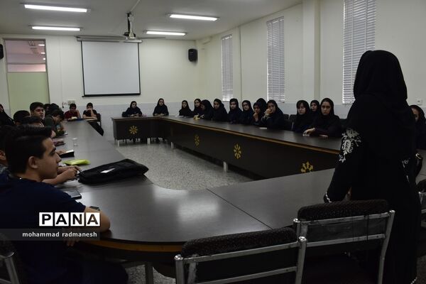 آشنایی دانش‌آموزان و والدین یزدی با  المپیاد فیزیک و نجوم
