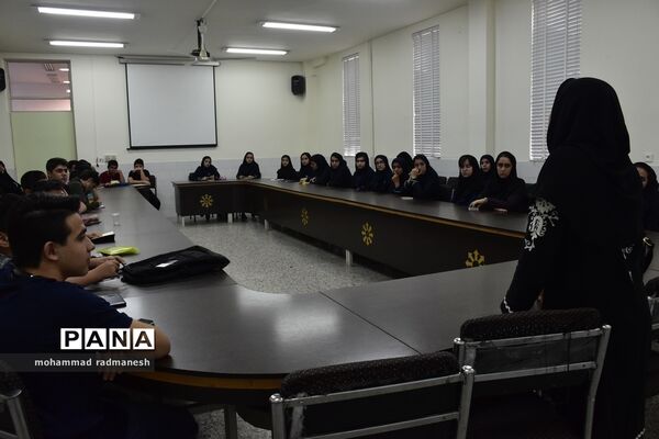آشنایی دانش‌آموزان و والدین یزدی با  المپیاد فیزیک و نجوم