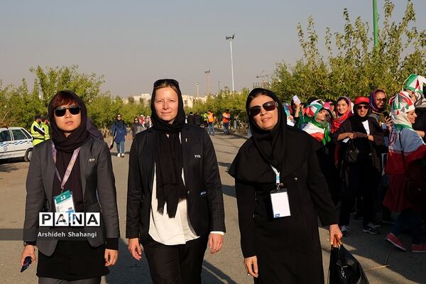 در حاشیه دیدار تیم های ملی ایران و کامبوج -حضور زنان در ورزشگاه آزادی