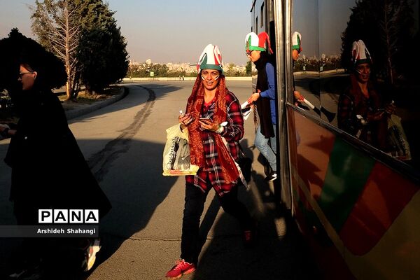در حاشیه دیدار تیم های ملی ایران و کامبوج -حضور زنان در ورزشگاه آزادی