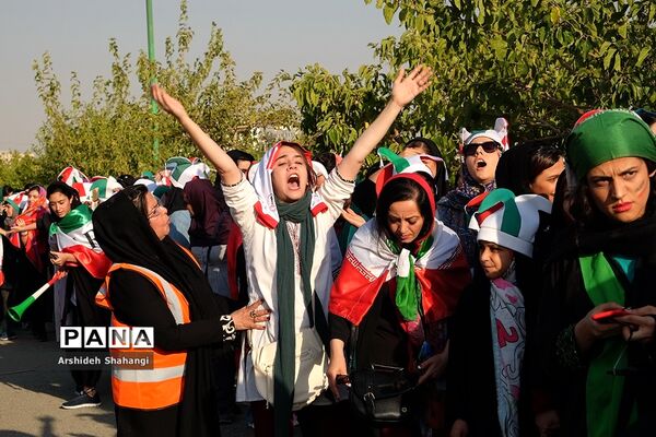 در حاشیه دیدار تیم های ملی ایران و کامبوج -حضور زنان در ورزشگاه آزادی