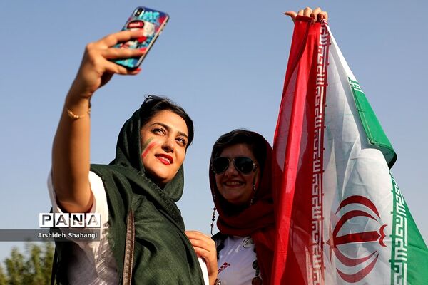 در حاشیه دیدار تیم های ملی ایران و کامبوج -حضور زنان در ورزشگاه آزادی