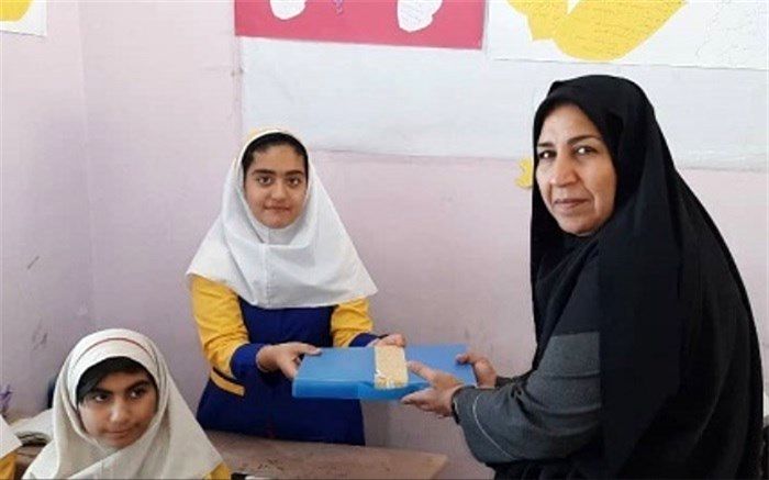 بسته های کمک آموزشی و لوازم التحریر به صورت نمادین بین دانش آموزان توزیع شد