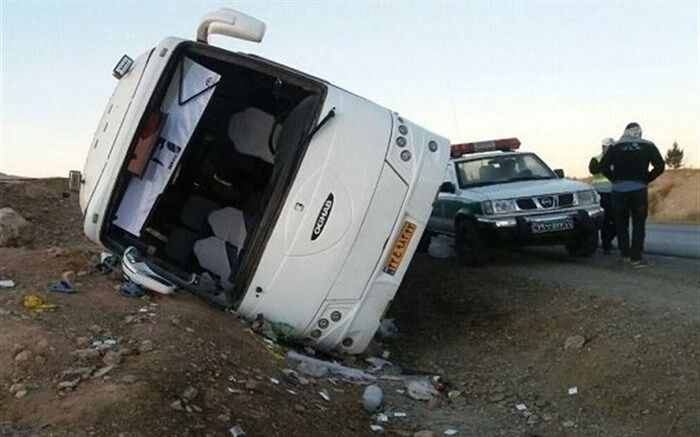 مصدوم شدن ۲۰ تن بر اثر واژگونی اتوبوس در یزد