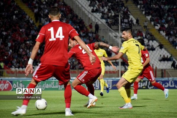 دیدار تیم‌هاى فوتبال تراکتور و پارس جنوبى جم