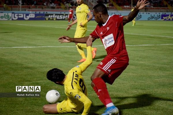 دیدار تیم‌هاى فوتبال تراکتور و پارس جنوبى جم
