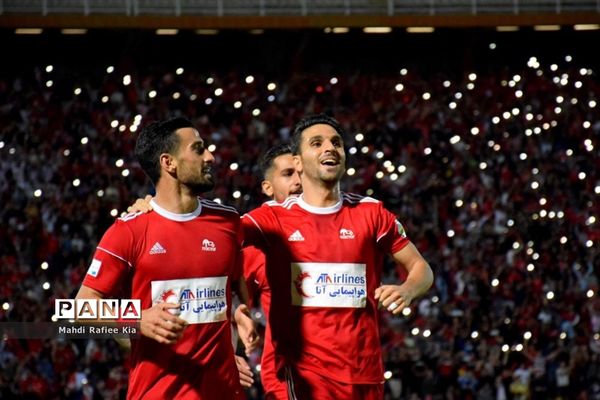 دیدار تیم‌هاى فوتبال تراکتور و پارس جنوبى جم