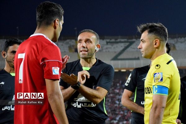 دیدار تیم‌هاى فوتبال تراکتور و پارس جنوبى جم