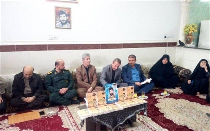 رونمایی از کتاب قهرمان روستای ما در آب‌پخش