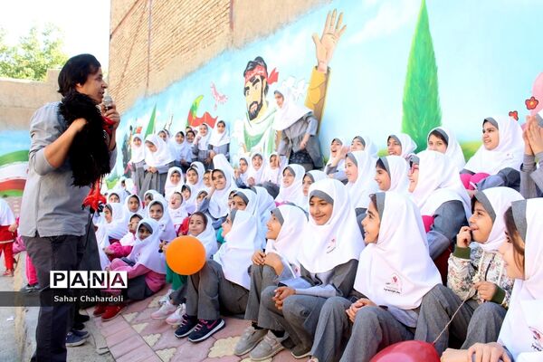 حضور کاروان شادی کانون پرورش فکری کودکان و نوجوانان استان همدان در مدرسه شاهد اخوان