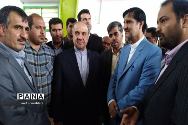 بازدید وزیر ورزش و جوانان ازسالن 2500 نفری و چمن مصنوعی شهرستان قاین
