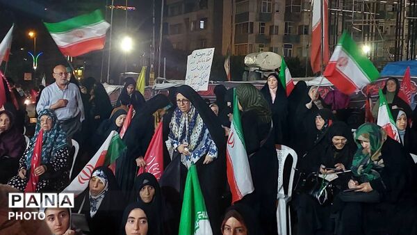جشن و نورافشانی آسمان میدان جمهوری اسلامی تهران به مناسبت جشن ازدواج پیامبر اکرم(ص) و حضرت خدیجه(س)