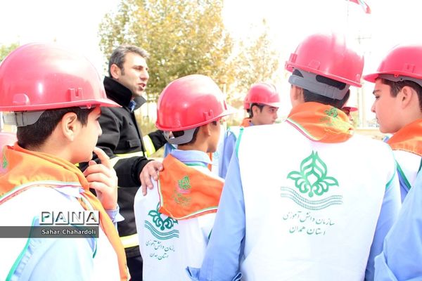 بازدید دانش‌آموزان پیشتاز از ایستگاه آتشنشانی شماره 6 همدان