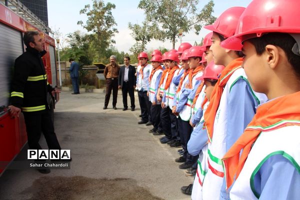 بازدید دانش‌آموزان پیشتاز از ایستگاه آتشنشانی شماره 6 همدان