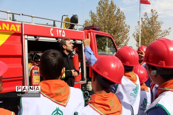 بازدید دانش‌آموزان پیشتاز از ایستگاه آتشنشانی شماره 6 همدان