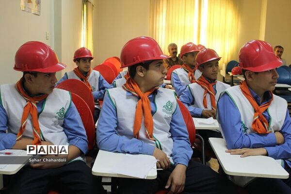 بازدید دانش‌آموزان پیشتاز از ایستگاه آتشنشانی شماره 6 همدان