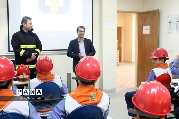 بازدید دانش‌آموزان پیشتاز از ایستگاه آتشنشانی شماره 6 همدان