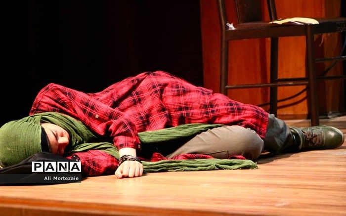 نمایش انتهای پارک درشهرستان رباط‌کریم به روی صحنه رفت