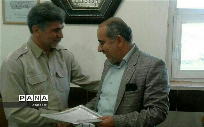 اهداء ابلاغ و حکم رئیس سازمان دانش آموزی بجنورد توسط معاون پرورشی و تربیت بدنی شهرستان