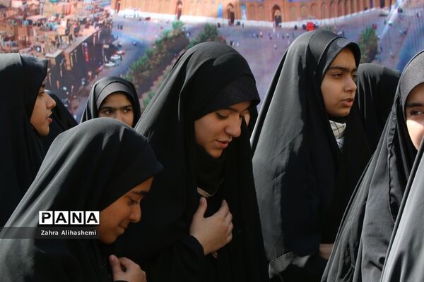 برنامه نمادین پیاده‌روی در اربعین دانش‌آموزان دبیرستان شاهد باهنر