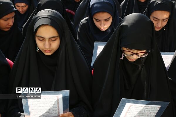 برنامه نمادین پیاده‌روی در اربعین دانش‌آموزان دبیرستان شاهد باهنر