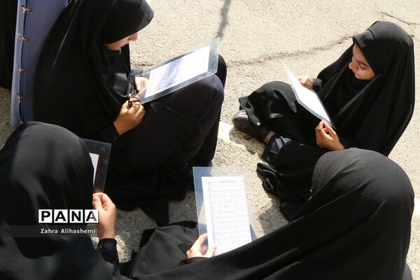 برنامه نمادین پیاده‌روی در اربعین دانش‌آموزان دبیرستان شاهد باهنر