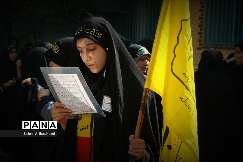 برنامه نمادین پیاده‌روی در اربعین دانش‌آموزان دبیرستان شاهد باهنر