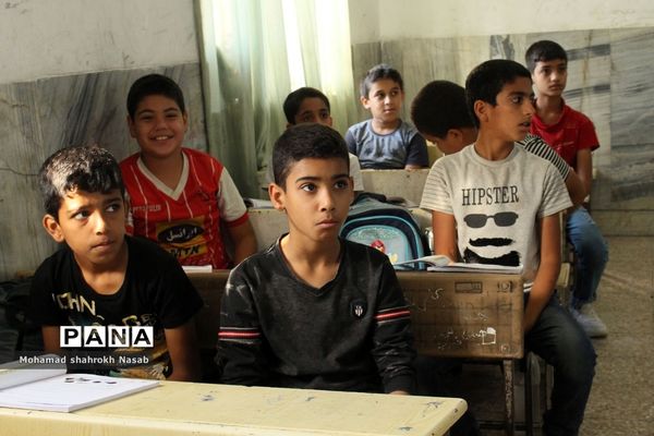 بازدید نماینده مردم خرمشهر و هیات همراه از دبستان امام هادی (ع) کوی مولوی خرمشهر