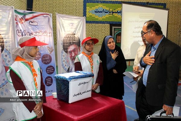 جلسه عمومی انجمن اولیاء و مربیان دبیرستان شهید سهام خیام بوشهر