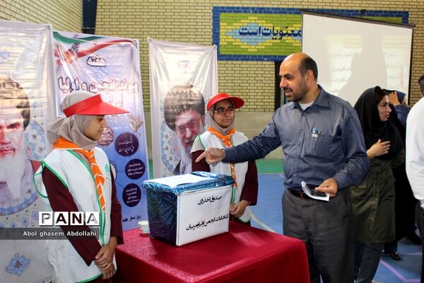 جلسه عمومی انجمن اولیاء و مربیان دبیرستان شهید سهام خیام بوشهر