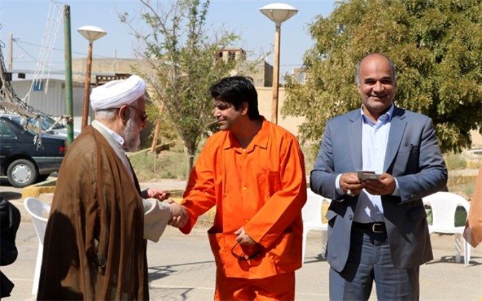 اجرای تئاتر خیابانی "تراژدی زباله" در فرمانداری اشکذر