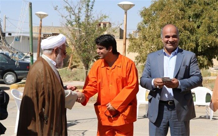 اجرای تئاتر خیابانی "تراژدی زباله" در فرمانداری اشکذر