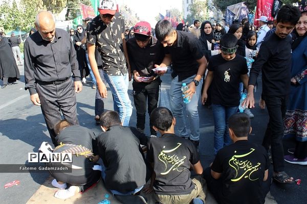 شورحضورعاشقان حسینی جامانده ازسفرکربلا درراهپیمایی اربعین شهرری