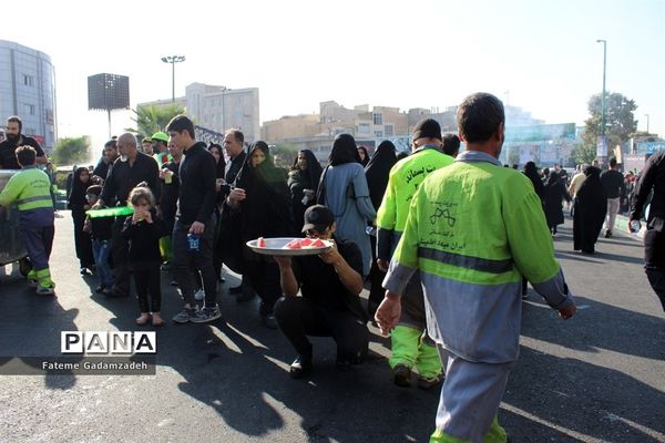 شورحضورعاشقان حسینی جامانده ازسفرکربلا درراهپیمایی اربعین شهرری