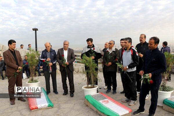 کوهپیمایی کارکنان آموزش و پرورش خراسان رضوی در هفته تربیت بدنی
