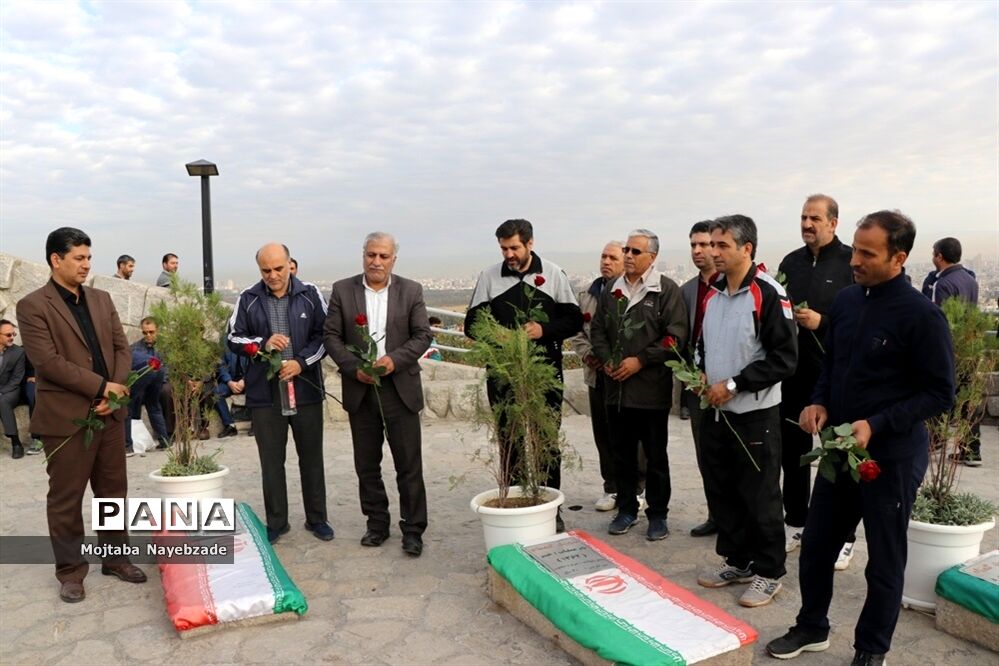 کوهپیمایی کارکنان آموزش و پرورش خراسان رضوی در هفته تربیت بدنی