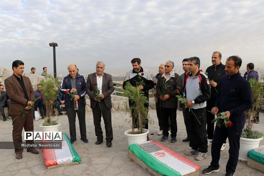 کوهپیمایی کارکنان آموزش و پرورش خراسان رضوی در هفته تربیت بدنی