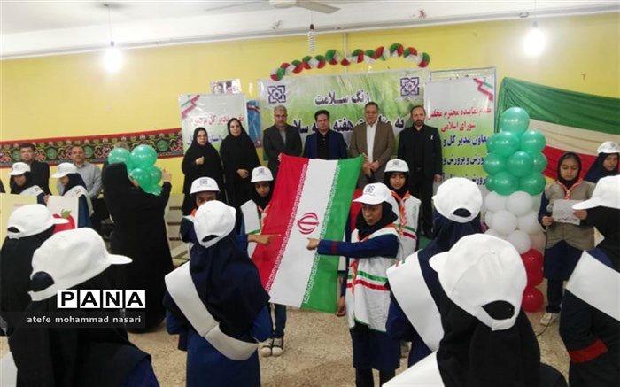 نواخته شدن زنگ هفته بیمه سلامت درمدارس آبادان