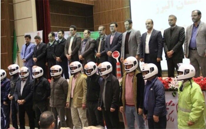 توزیع کلاه ایمنی رایگان بین راکبان موتورسیکلت در البرز
