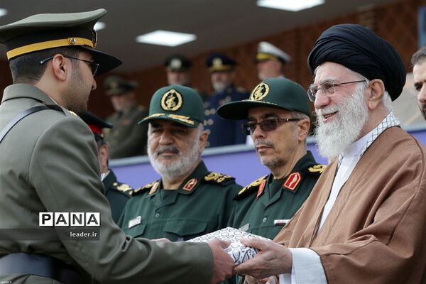 حضور فرمانده کل قوا در مراسم دانش‌آموختگی دانشجویان دانشگاه‌های افسری ارتش