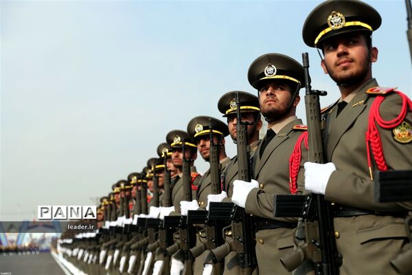 حضور فرمانده کل قوا در مراسم دانش‌آموختگی دانشجویان دانشگاه‌های افسری ارتش
