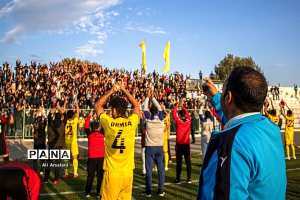 دیدار تیم های فوتبال نود ارومیه و آرمان‎گهرسیرجان