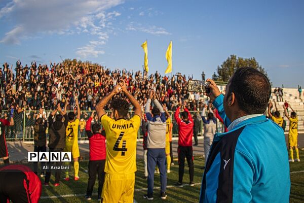 دیدار تیم های فوتبال نود ارومیه و آرمان‎گهرسیرجان