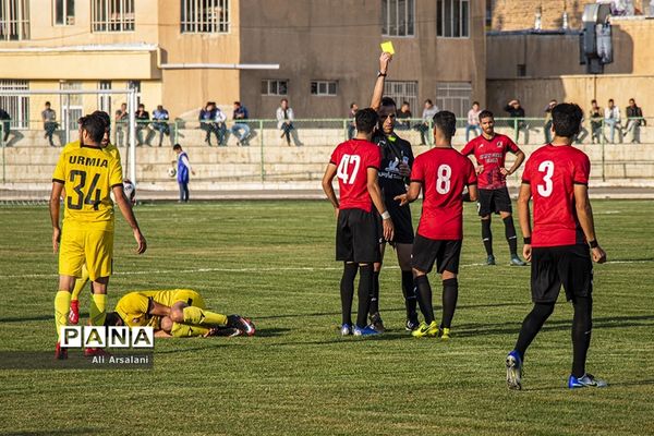 دیدار تیم های فوتبال نود ارومیه و آرمان‎گهرسیرجان