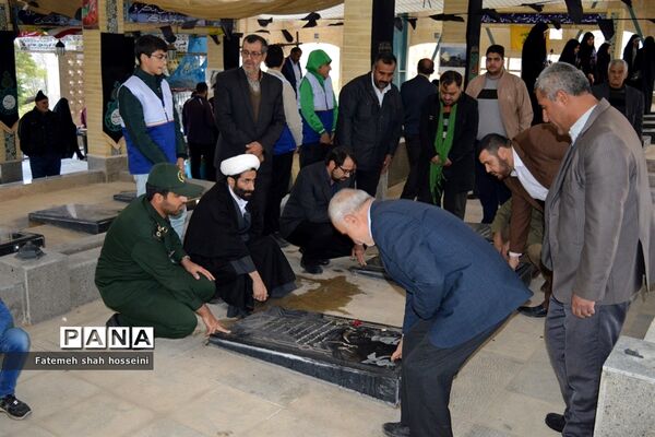 عطر افشانی گلزار شهدای فیروزکوه توسط دانش‌آموزان بسیجی