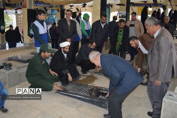 عطر افشانی گلزار شهدای فیروزکوه توسط دانش‌آموزان بسیجی