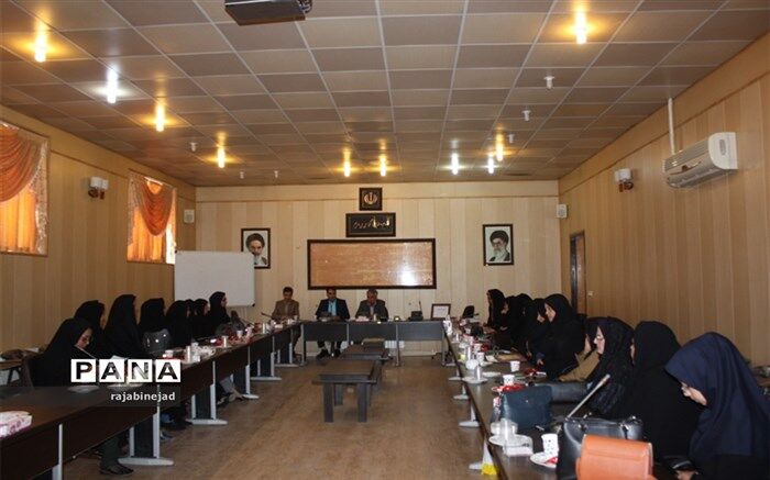 نشست هم اندیشی  موسسان پیش دبستانی ابرکوه برگزارشد